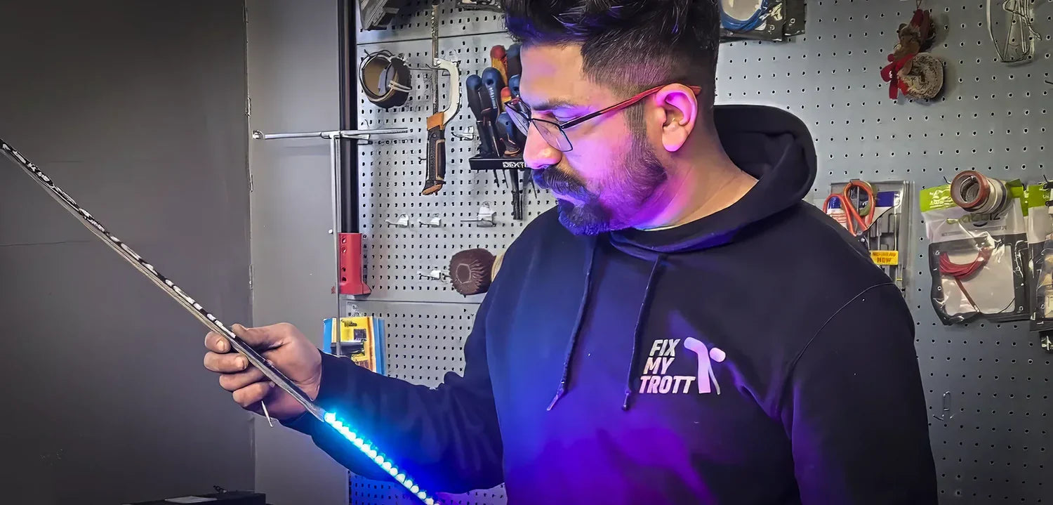 Technicien de FIX MY TROTT qui répare les LED d'une trottinette électriqueslider_item_xTWQpT